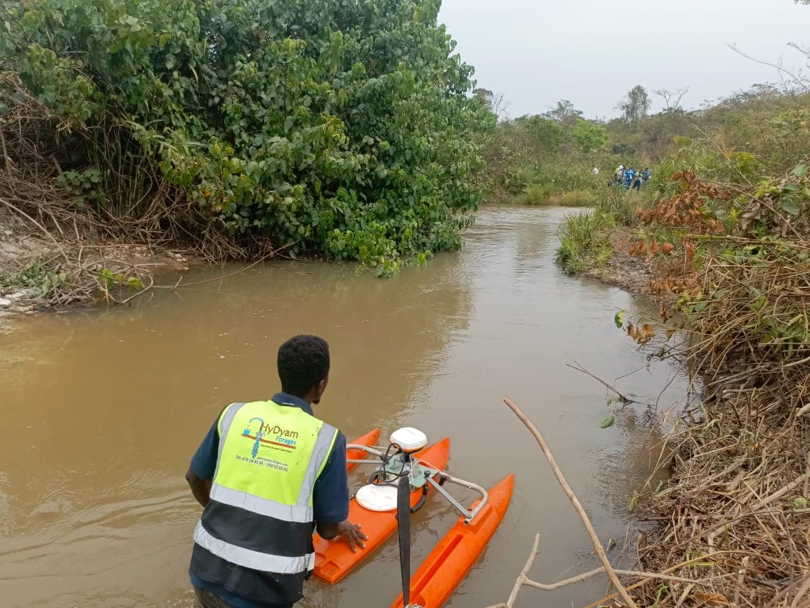 Drone aquatique en cours d'eau