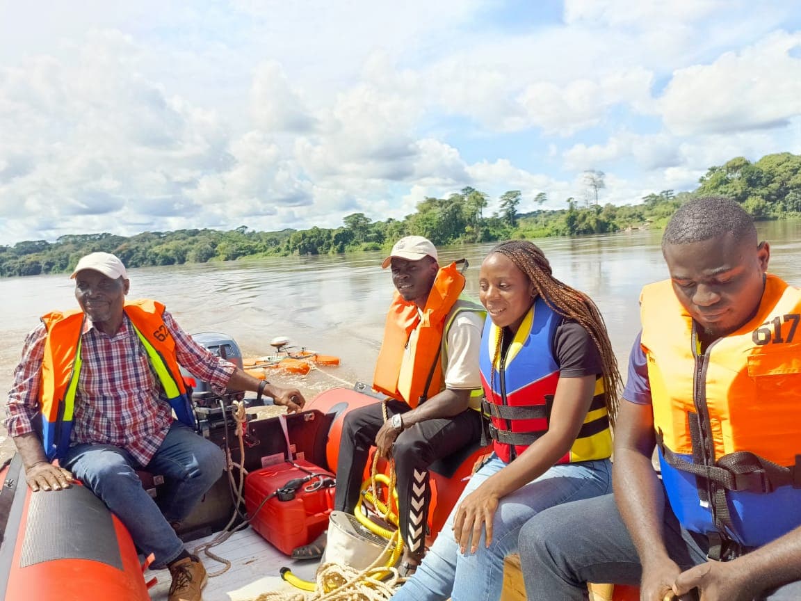 Équipe sur zodiac d'études hydrologiques