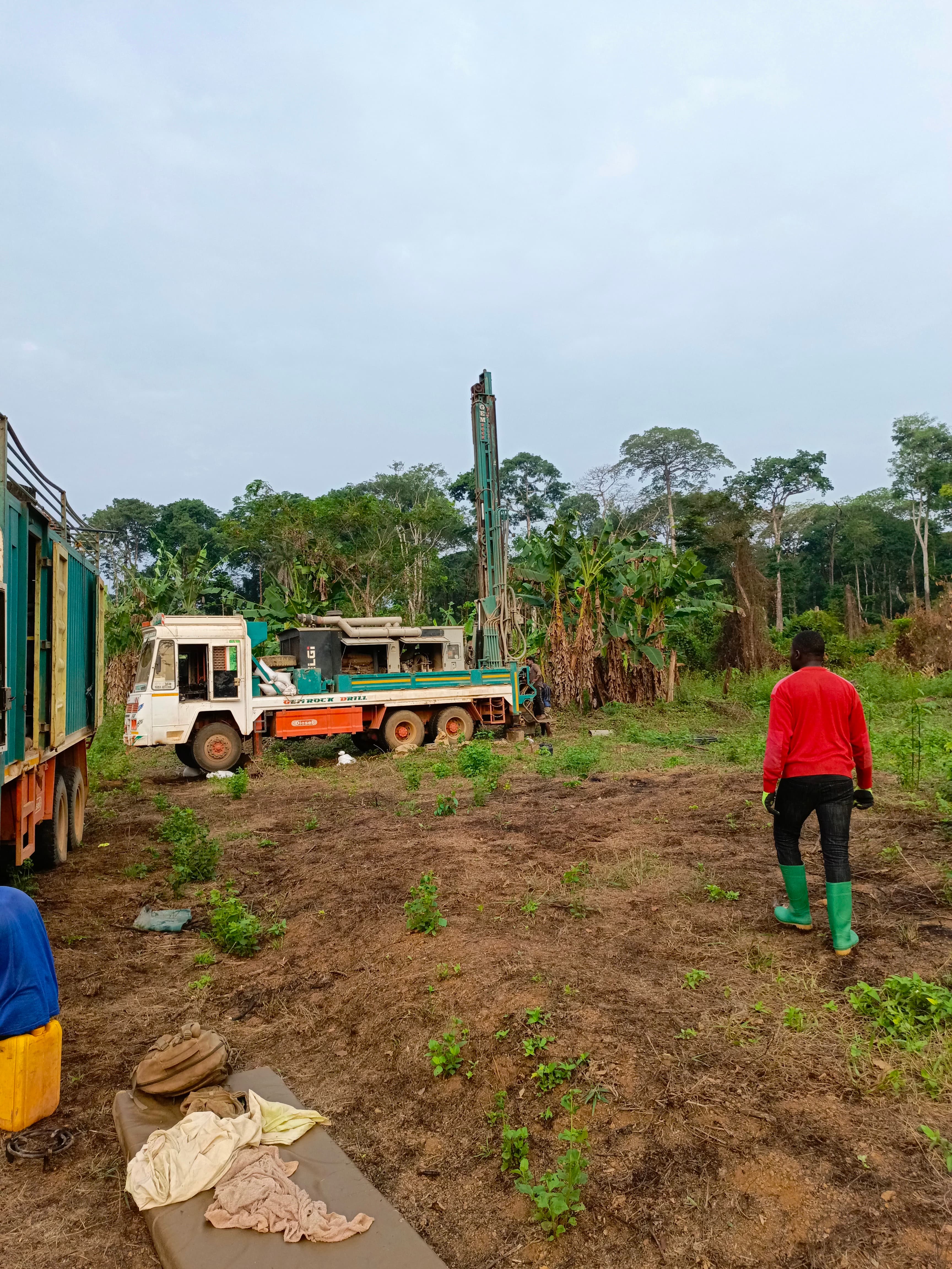 Camion foreuse en zone forestière