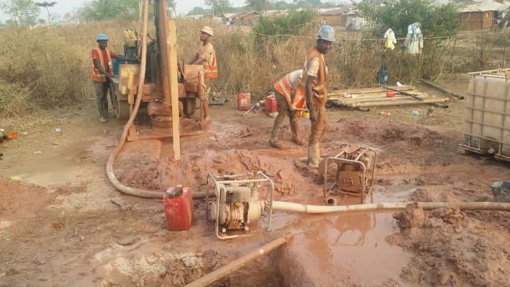 Chantier de forage rural en cours
