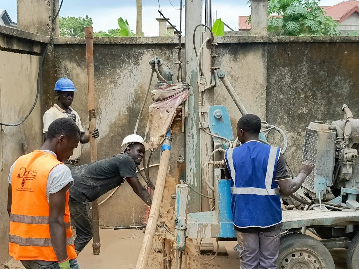 Manœuvre du mât de foreuse sur chantier à Douala