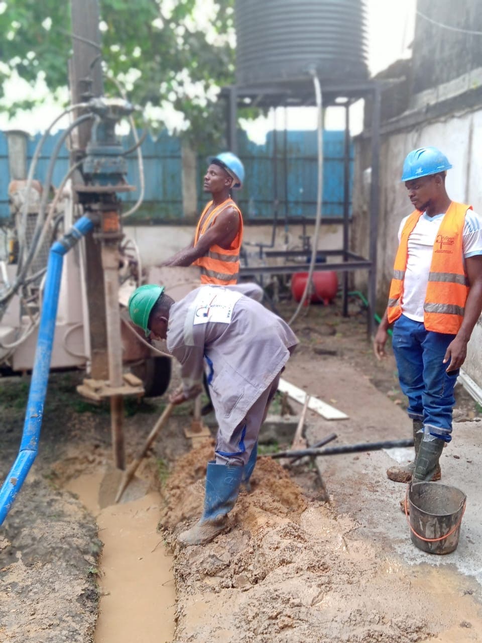 Équipe HYDYAM avec foreuse manuelle