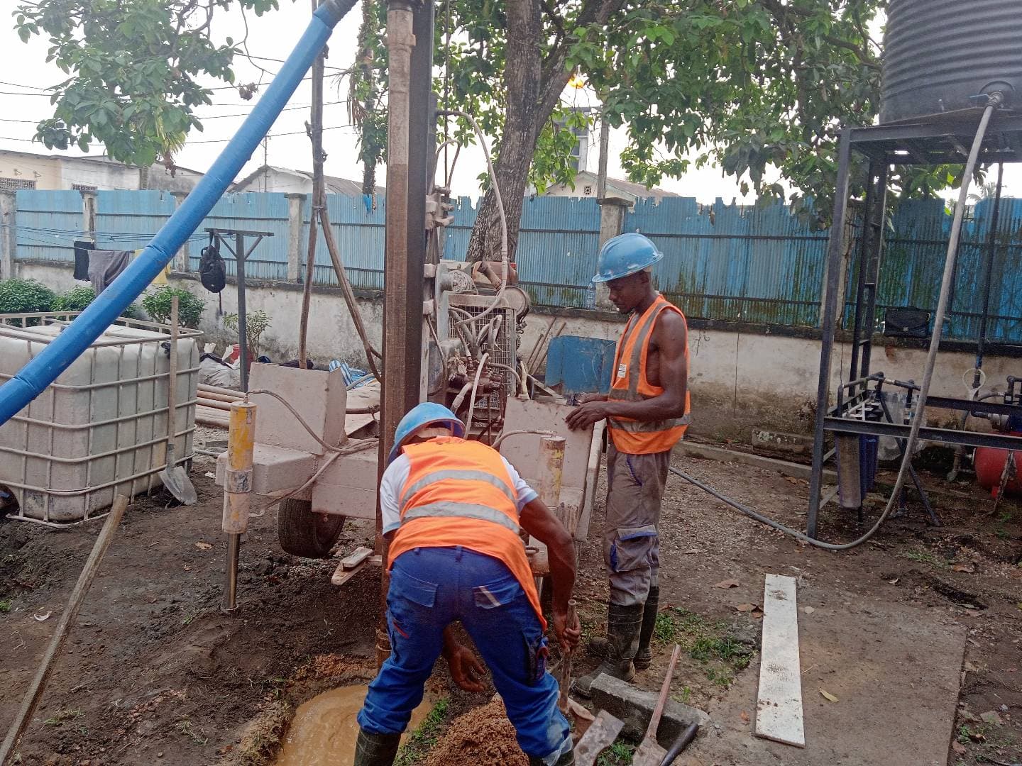 Équipe en chantier de forage