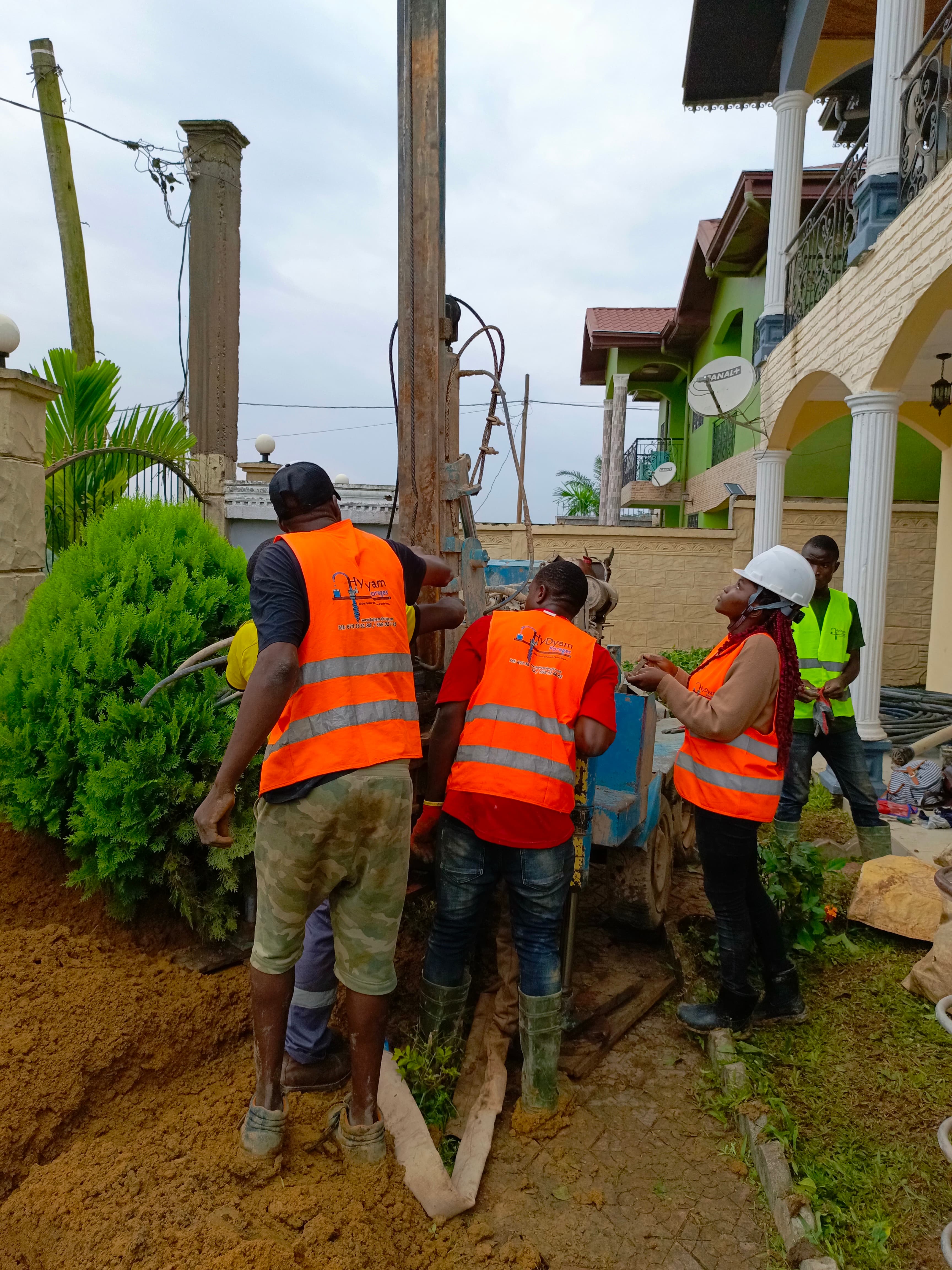 Équipe HYDYAM sur chantier de forage