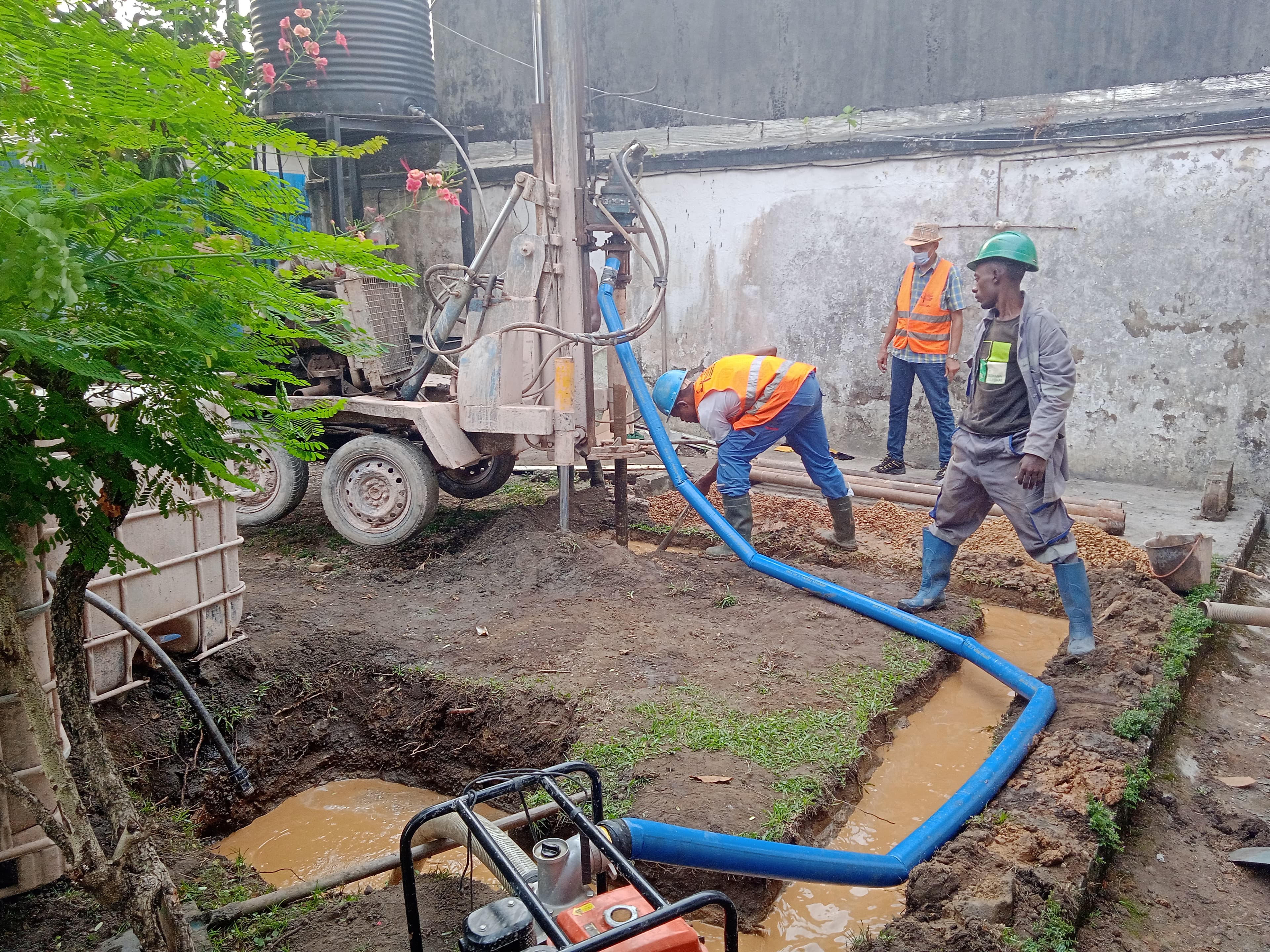 Équipe HYDYAM FORAGES en opération de forage panoramique