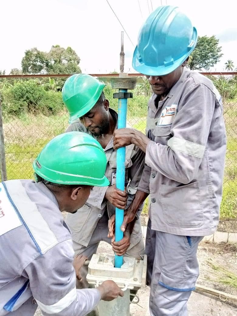 Installation d'une pompe à motricité humaine par l'équipe HYDYAM