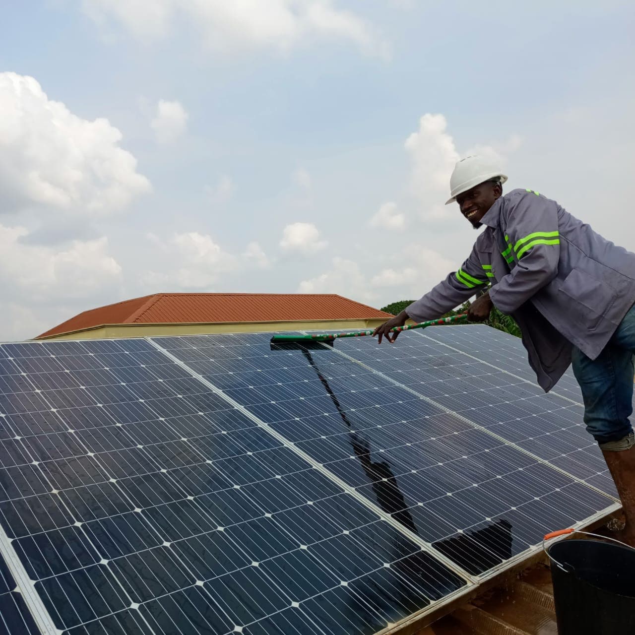 Nettoyage et entretien de panneaux photovoltaïques par HYDYAM